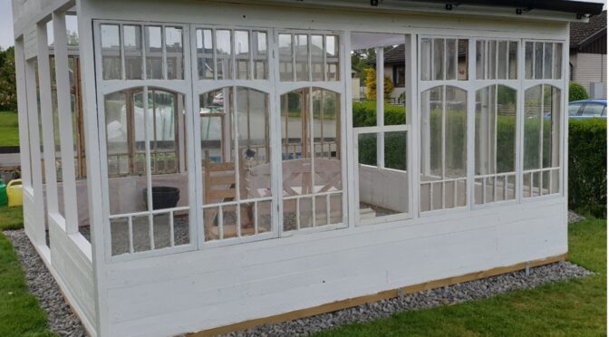 Patrik har byggt ett växthus av gamla fönster